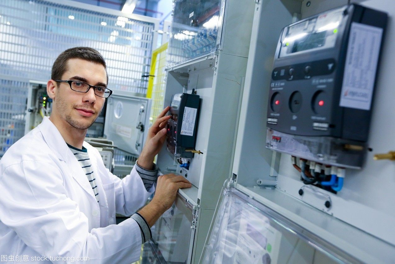 TECNALIA研究員 引領低壓微網與電器柜性能測試，賦能智能電網認證服務